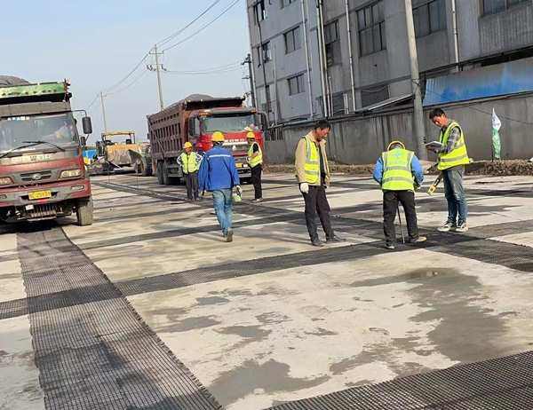 周矶管理区老材料的新故事：玻璃纤维土工格栅如何在‘白改黑’浪潮中重获新生？