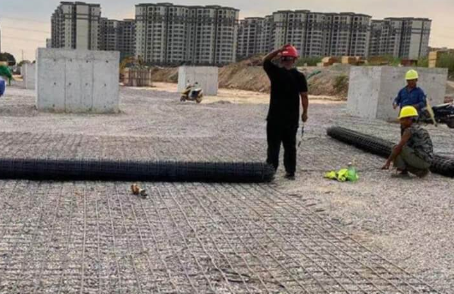 周矶管理区土工格栅铺设前地基要怎么处理？